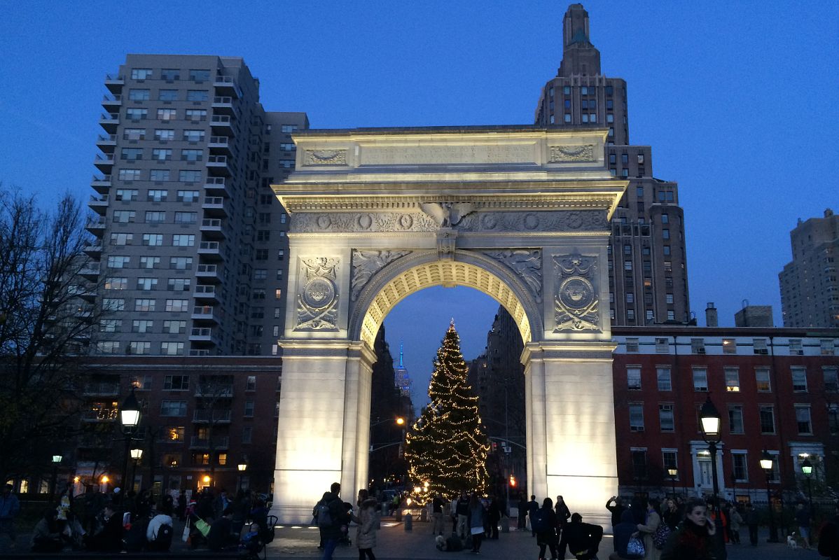 29-2 New York Washington Square Park Washington Arch With Christmas Tree At Night